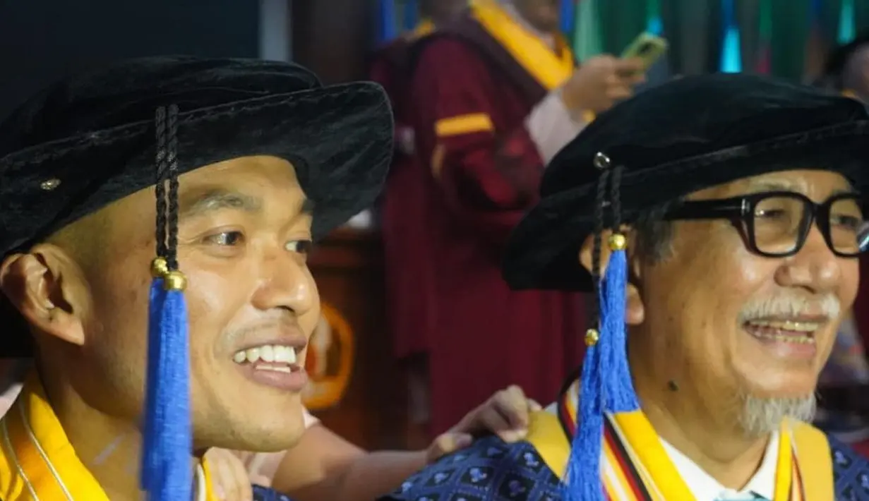 Acara wisuda ini menjadi istimewa karena bersamaan dengan wisuda putranya yang juga meraih gelar yang sama di fakultas yang sama. [Instagram/deddy_mizwar]