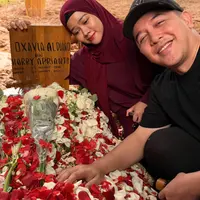 Yura Yunita salah satu artis dan sahabat Vidi Aldiano yang hadir di pemakaman. [@yurayunita]