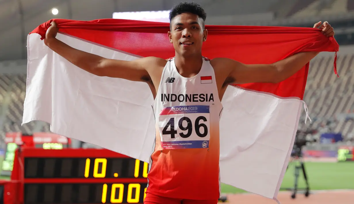 Sprinter Indonesia, Lalu Muhammad Zohri mengibarkan bendera Merah Putih seusai mengikuti kategori 100 meter dalam semifinal Kejuaraan Atletik Asia di Doha, Qatar, Senin (22/4). Lalu Muhammad Zohri sukses menggondol medali perak setelah membukukan catatan waktu 10,13 detik. (AP/Vincent Thian)