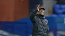 Pelatih Liverpool, Jurgen Klopp, memberikan arahan kepada pemainnya saat menghadapi Liverpool pada laga lanjutan Liga Inggris di Goodison Park, Sabtu (17/10/2020) malam WIB. Liverpool bermain imbang 2-2 atas Everton. (AFP/Catherine Ivill/pool)