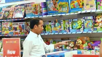 Presiden Jokowi mampir ke pusat perbelanjaan di Bali mencari mainan untuk cucu. (Foto: Agus Suprapto)