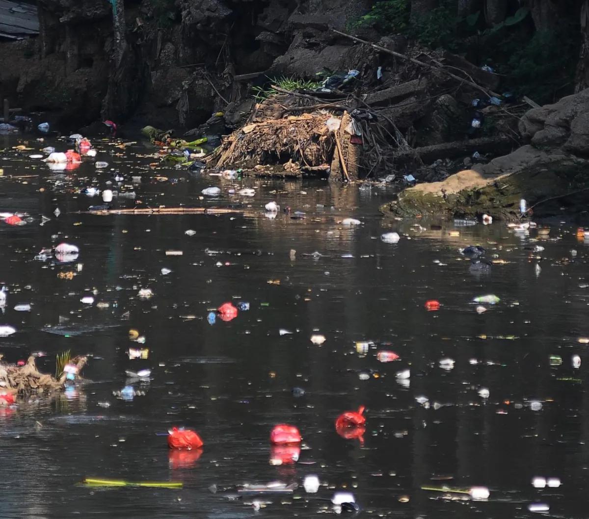 Terlihat kondisi aliran Sungai Ciliwung saat musim kemarau yang mengalami penurunan debit air di kawasan Manggarai Jakarta, Jumat (20/10/2023).
