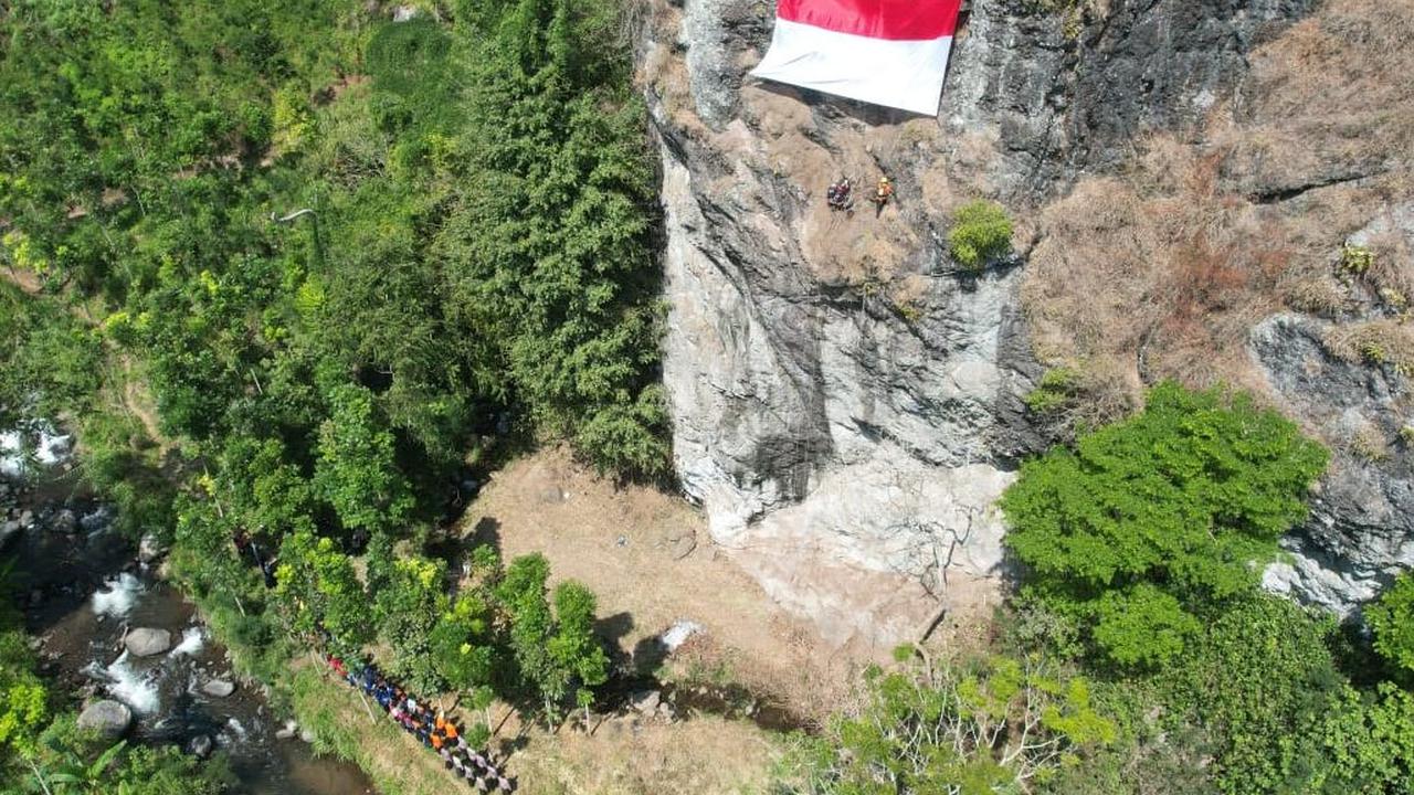 Merah Putih di Ketinggian Tebing