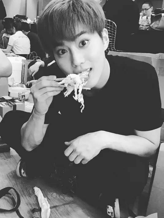 Tanggap dengan komentar di unggahannya itu, nampaknya Sehun langsung mencari tahu apa yang sedang terjadi. Beberapa saat setelah itu, Sehun pun langsung mengubah ‘tulisan’ di unggahannya. (Instagram/oohsehun)