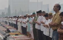 Ribuan warga Riau gelar salat minta hujan di tengah kabut asap