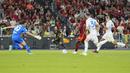 Pemain AS Roma, Romelu Lukaku, mencetak gol ke gawang Empoli pada laga Liga Italia di Stadion Olimpico, Roma, Senin (18/9/2023). AS Roma menang dengan skor telak 7-0. (AP Photo/Alessandra Tarantino)