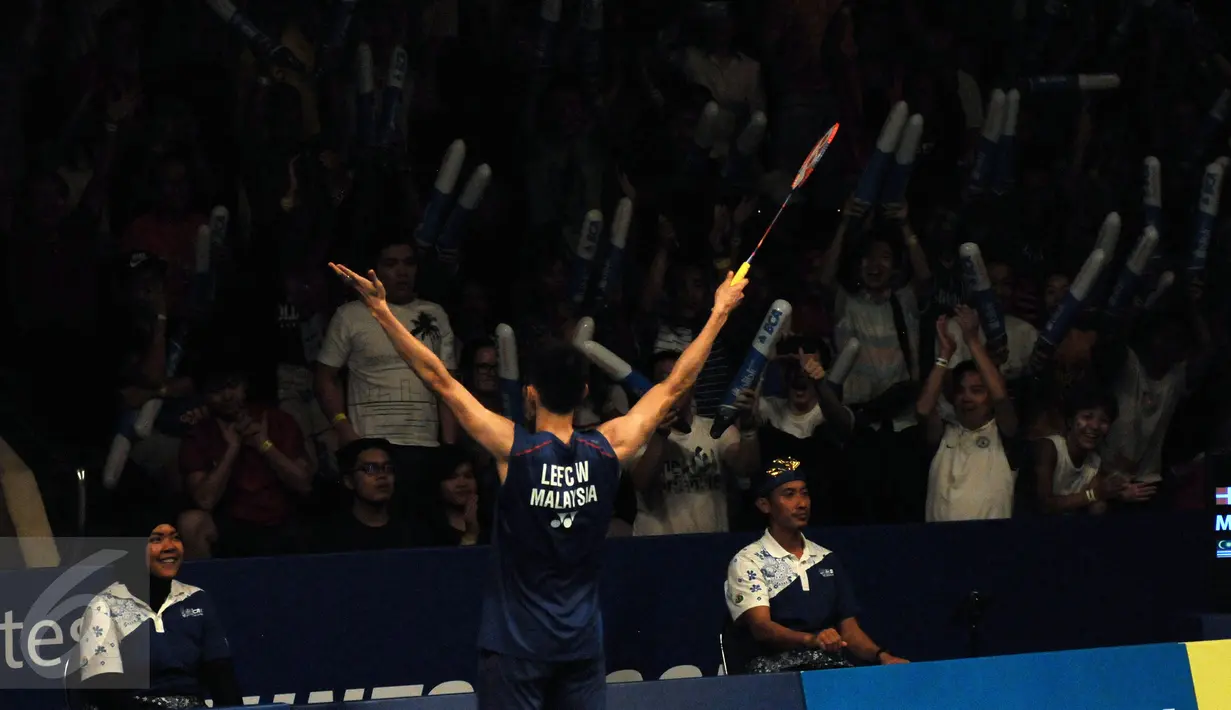 Tunggal putra Malaysia, Lee Chong Wei mengangkat tangan ke arah suporter usai  laga melawan Jan O Jorgensen (Denmark) di final BCA Indonesia Open 2016, Jakarta, Minggu (5/6/2016). Lee Chong Wei unggul 17-21, 21-19, 21-17. (Liputan6.com/Helmi Fithriansyah)