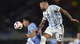 Bek Uruguay Sebastian Coates (kiri) berebut bola dengan bek Argentina Nicolas Otamendi pada laga Kualifikasi Piala Dunia 2022 Zona Amerika Selatan di Monumental stadium, Senin (11/10/2021) pagi WIB. Argentina melibas Uruguay dengan skor 3-0. (AP Photo/Gustavo Garello)