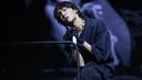 Aksi panggung J-Hope saat tampil pada hari ke-4 Lollapalooza di Grant Park di Chicago, Illinois ( 31/7/2022). Memakain outfit yang terlihat asal, tapi tetap sangat berdamage dikenakan oleh J-hope. penampilan J-hope diatas panggung membuat penonton terkagum-kagum. (Michael Hickey/Getty Images/AFP)