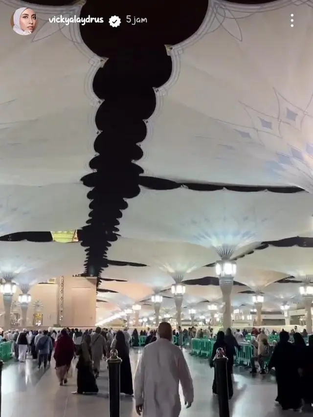 Vicky Alaydrus Tampil Berhijab Saat Umrah, Curi Perhatian
