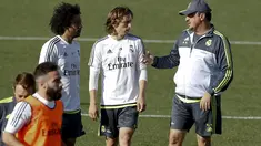 Pelatih Real Madrid Rafa Benitez (kanan) saat memberikan instruksi pada gelandang Real Madrid Luka Modric (tengah) saat sesi latihan jelang El Clasico melawan Barcelona, di Valdebeba, Spanyol, Jumat (20/11/2015). (REUTERS/Paul Hanna)
