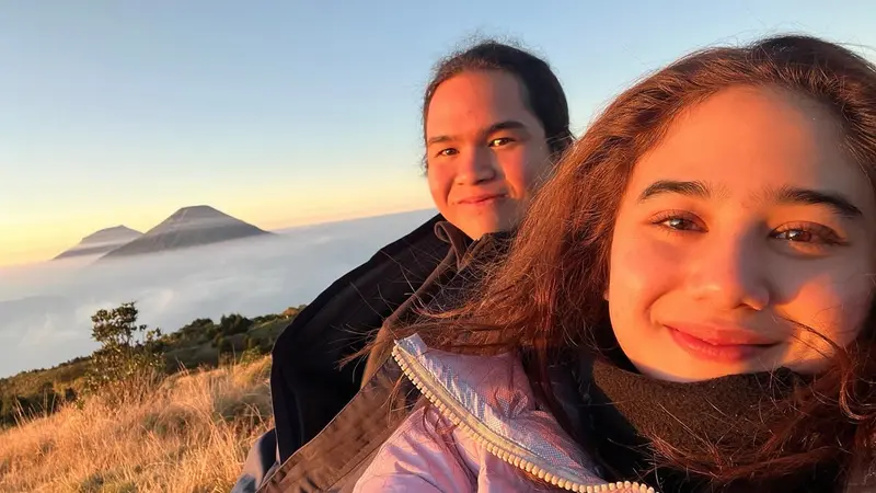 Potret Mountain Date Tissa Biani dan Dul Jaelani di Gunung Prau, Sweet Banget