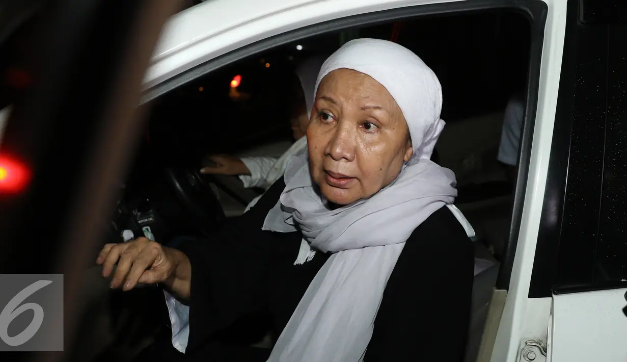 Ratna Sarumpaet menaiki mobil seusai menjalani pemeriksaan di gedung Mako Brimob Kelapa Dua, Depok, Sabtu (3/12/2016). Ratna menyebut dirinya tidak hadir pada kegiatan 1 Desember dan tidak ikut bertanggung jawab. (Liputan6.com/Herman Zakharia)
