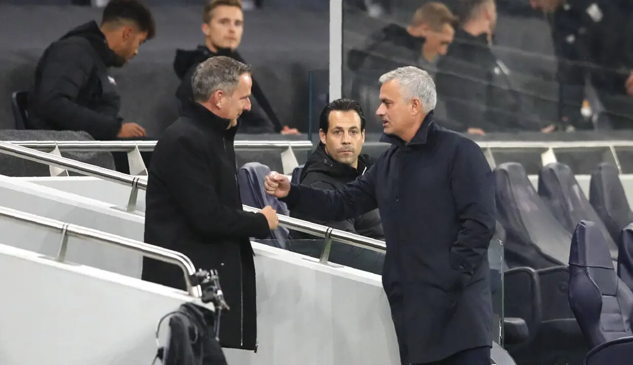 Manajer LASK Dominik Thalhammer (kiri) dan Manajer Tottenham Hotspur Jose Mourinho berbicara saat pertandingan  Grup J Liga Europa di London, Inggris, Kamis (22/10/2020). Tottenham Hotspur menang 3-0. (Adam Davy/Pool via AP)