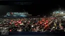 Ribuan pemudik mobil terlihat menumpuk di Pelabuhan Merak, Banten, Rabu (15/7/2015) dinihari. H-2 pemudik mulai memadati kawasan Pelabuhan Merak untuk menyeberang ke Pulau Sumatera melalui Pelabuhan Bakauheni Lampung. (Liputan6.com/Johan Tallo)