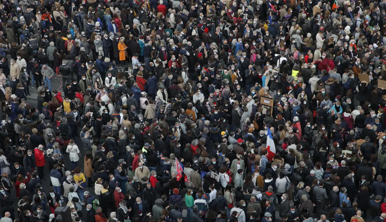 Orang-orang berkumpul di alun-alun Republique, satu dengan poter bertuliskan "Saya Samuel" untuk demonstrasi di Paris (18/10/2020). Pembunuh Samuel merupakan pria kelahiran Moskow berusia 18 tahun yang ditembak mati oleh polisi. (AP Photo/Michel Euler)