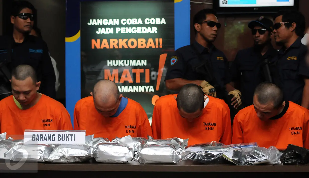 Empat tersangka terduga pengedar narkotika jenis sabu diperlihatkan saat rilis di gedung BNN Jakarta, Rabu (4/5/2016). Dari tersangka, petugas BNN menyita 12,3 kg narkotika jenis sabu, 3,8 gram ganja dan 2 butir ekstasi. (Liputan6.com/Helmi Fithriansyah)