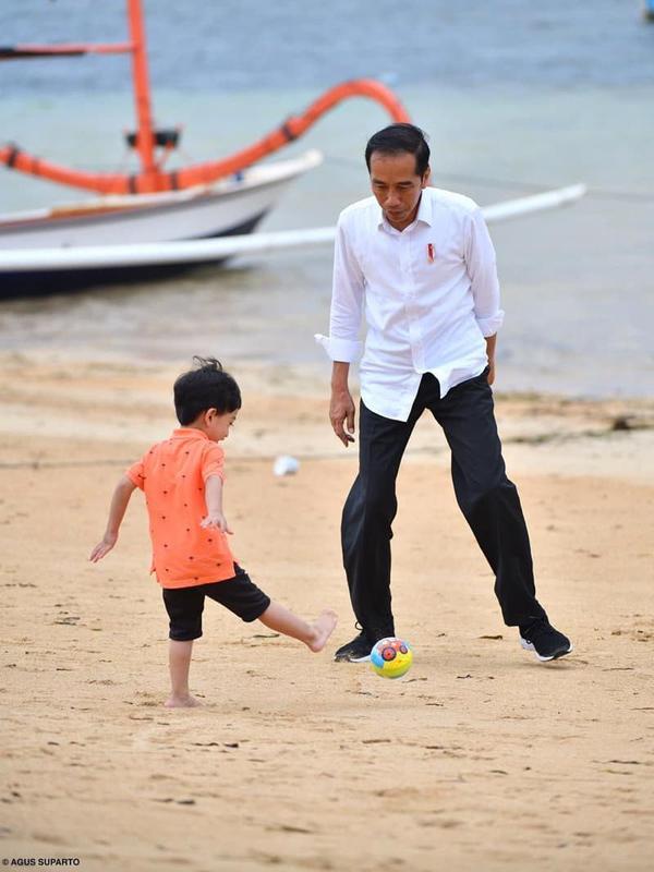 Presiden Jokowi sedang bermain sepakbola bersama Jan Ethes di tepi Pantai Sanur, Bali (Dok.Instagram/@jokowi/https://www.instagram.com/p/BythAi7BDCh/Komarudin)