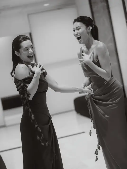 Dalam potret bersama, kemiripan keduanya juga semakin terlihat. Bentuk wajah, garis rahang, hingga ekspresi ketika berpose membuat Jennifer dan Patricia sekilas terlihat seperti kakak-adik [@patriciagouw]