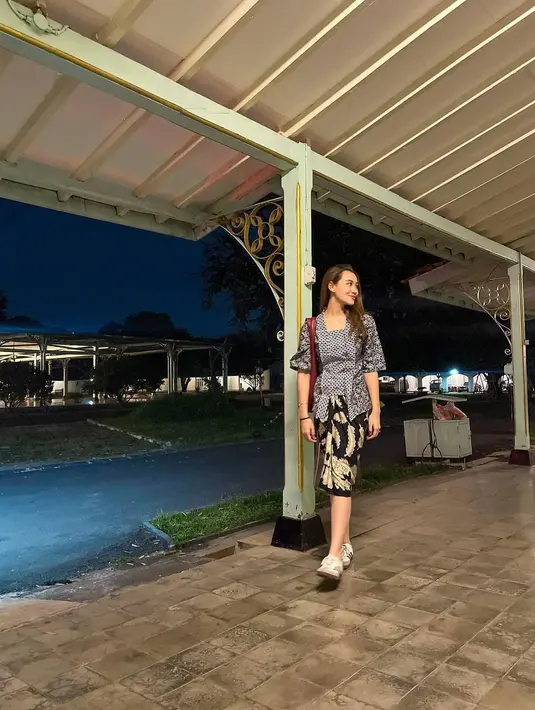 Aaliyah Massaid memadukan kebaya bernuansa hitam dengan kain batik berwarna dasar hitam dan bercorak floral kuning. [Foto: Instagram/aaliyah.massaid]