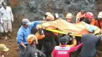 Basarnas Jember Bantu Pencarian Tiga Korban Tebing Longsor di Lumajang