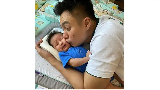 Terlihat begitu menggemaskan, baby Kiano berhasil jadi keponakan online semua orang.