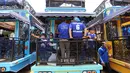 Bus Bandung Tour on Bus (Bandros) yang akan mengangkut para pemain Persib Bandung dalam Pawai Persib Juara Piala Presiden yang akan memulai start dari Kota Baru Parahyangan, Bandung, Minggu (25/10/2015). (Bola.com/Nick Hanoatubun)