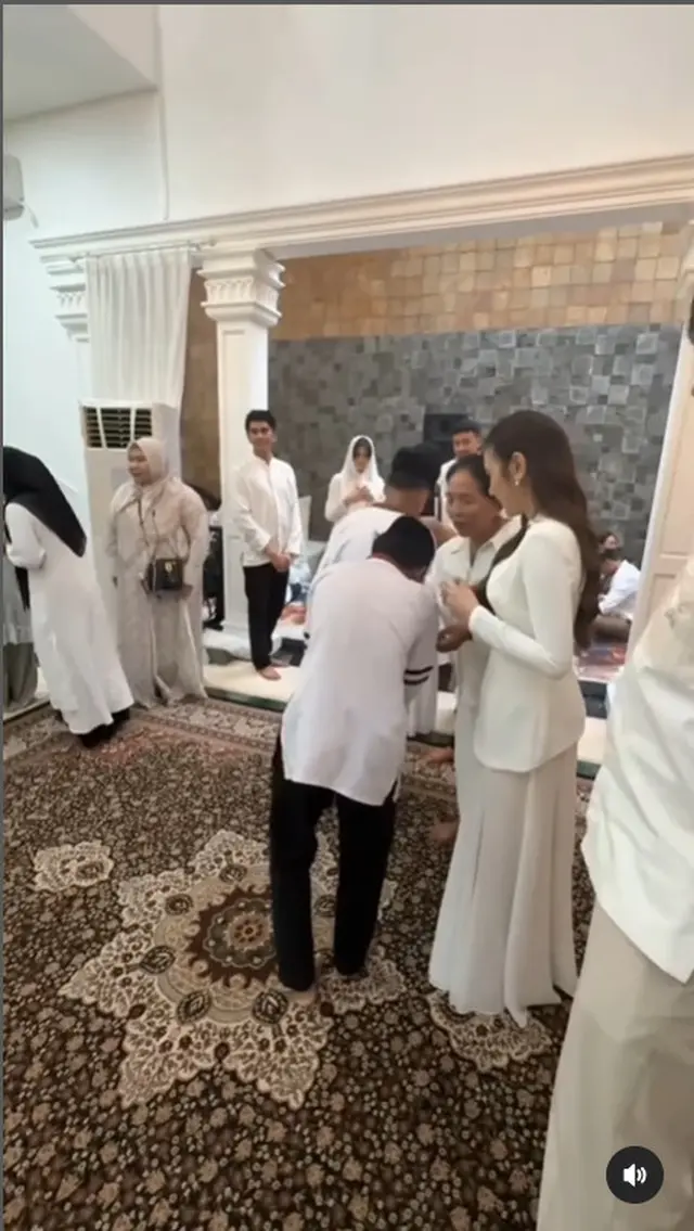 6 Potret gaya Mahalini di akikah anaknya, disebut seperti kakak adik saat gendong Selina