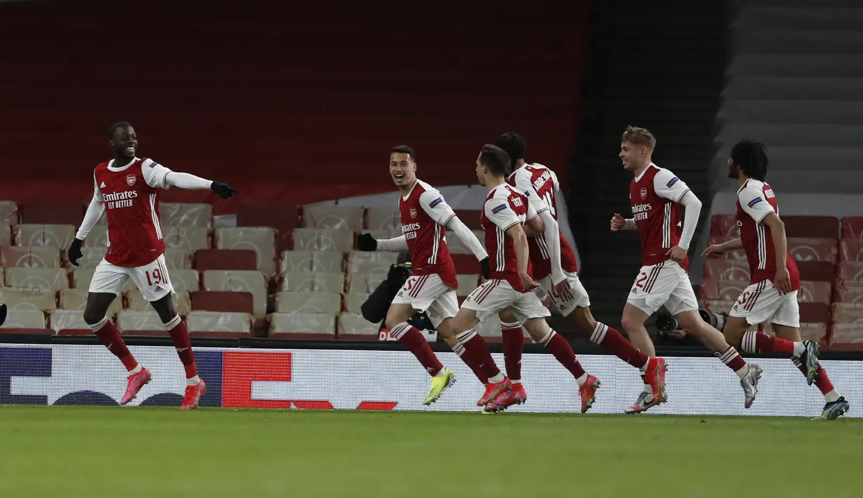 Penyerang Arsenal, Nicolas Pepe (kiri) berselebrasi usai mencetak gol ke gawang Slavia Praha pada pada pertandingan leg pertama perempat final Liga Europa di Stadion Emirates di London, Jumat (9/4/2021). Arsenal bermain imbang atas Slavia Praha 1-1.  (AP Photo/Alastair Grant)