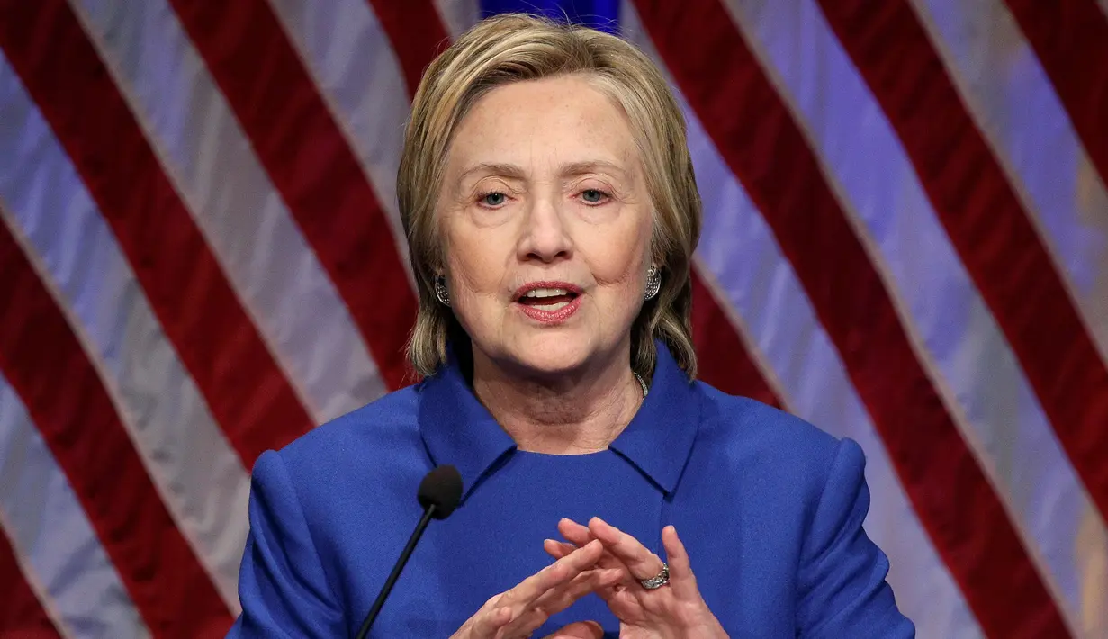 Hillary Clinton tampil berpidato untuk pertama kali usai kalah dari Donald Trump dalam pilpres AS, Washington, Rabu (16/11). Usai kalah, Hillary mengaku menghabiskan waktu di rumah dengan membaca buku. (REUTERS/Joshua Roberts)
