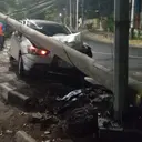 Mobil Hantam Tiang Listrik hingga Roboh, Korban Dibawa ke RS