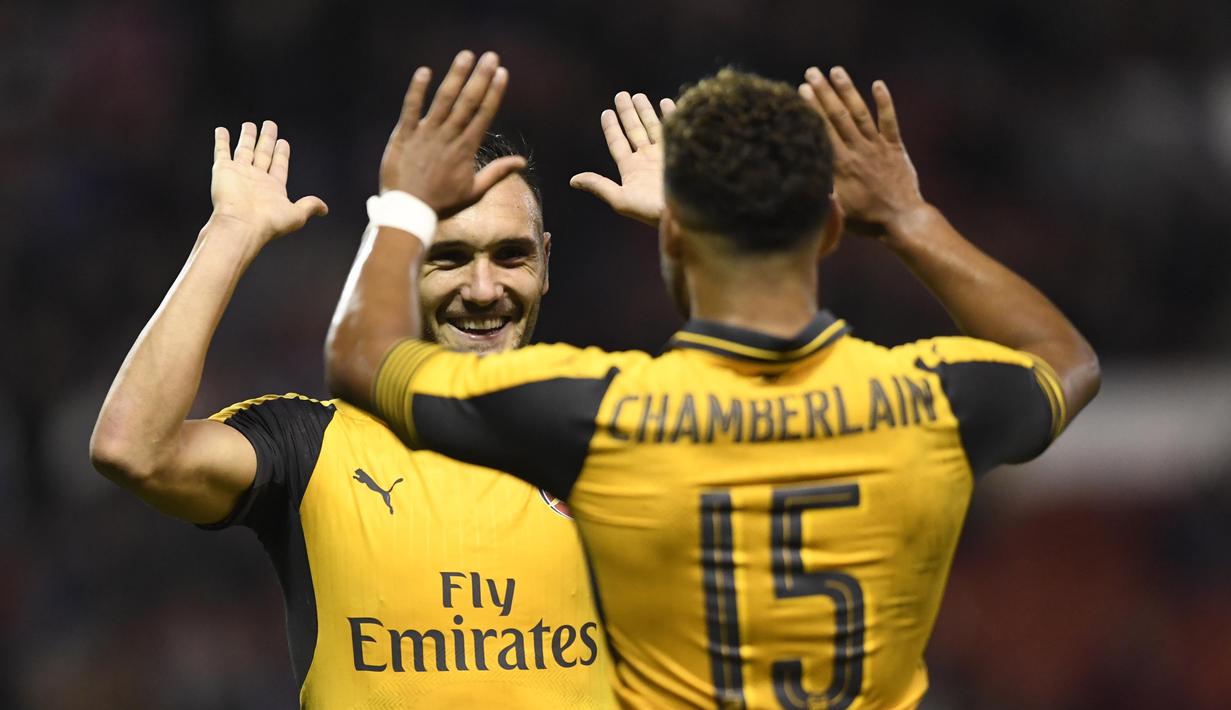Pemain Arsenal,  Alex Oxlade-Chamberlain merayakan gol bersama rekannya Lucas Perez saat melawan Nottingham Forest pada putaran ketiga Piala Liga Inggris di Stadion The City Ground, Rabu (21/9/2016) dini hari WIB. (Action Images via Reuters/Tony O'Brien)