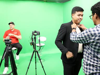 Wartawan Bola.com, Hery Kurniawan, melakukan persiapan sebelum wawancara eksklusif dengan kiper legendaris Manchester United, Peter Schmeichel, di SCTV Tower, Jakarta, Jumat (4/8/2023). (Bola.com/M Iqbal Ichsan)