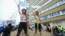 Dua orang wanita tersebut adalah anggota dari aktivis Femen yang biasa melakukan aksi protes sambil bertelanjang dada, Brussel, Senin (20/2). (AFP Photo/ JOHN THYS)