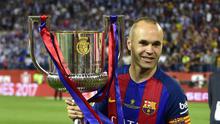 1. Andres Iniesta - Fans Real Madrid mengungkapkan rasa kagum terhadapnya. Pendukung Espanyol dibuat haru usai sang pemain memberikan penghormatan terakhir bagi bek Espanyol, Daniel Jarque yang meninggal usai terkena serangan jantung. (AFP/Ander Gillenea)