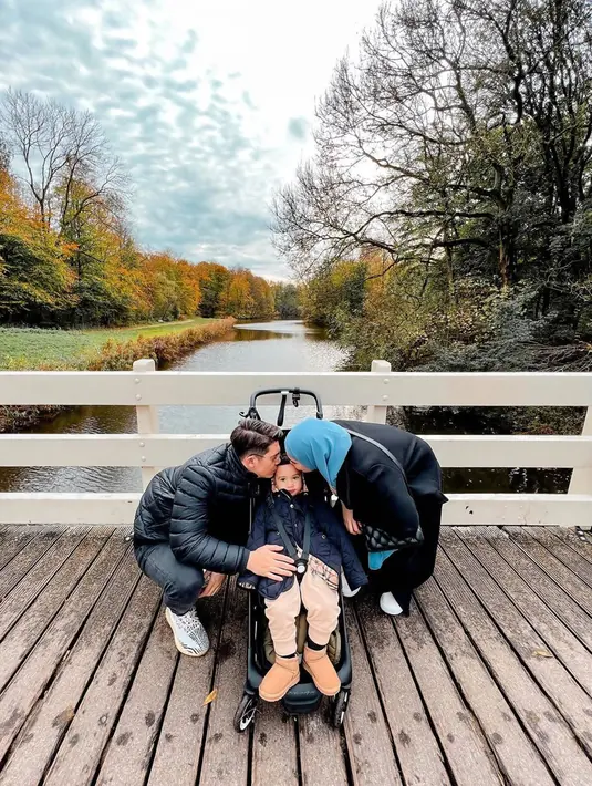 Sesampainya di Belanda, Irwansyah dan Zaskia Sungkar menikmati momen serunya jalan-jalan di Amsterdam. Selain aktor asal Bandung ini pun sempat teringat kenangannya bersama ibundanya saat menikmati momen seru di Belanda saat hidup yang bikin haru. (Liputan6/IG/@irwansyah_15)