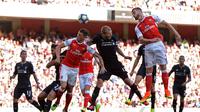 Bek Arsenal, Calum Chambers mencetak gol melalui sundulan yang gagal dihalau barisan pertahanan Liverpool, pada laga Premier League 2016-2017, di Emirates Stadium, Minggu (14/8/2016). Liverpool unggul 4-3, sekaligus menjadi satu di antara skor thriller se