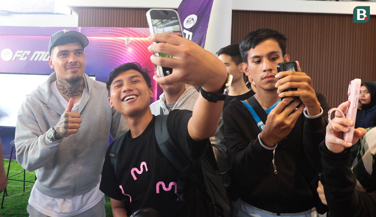 Shayne Pattynama foto bersama fans hadir di acara FC Mobile Ngabuburit 2026 di kawasan M Bloc, Kebayoran Baru, Jakarta Selatan, Sabtu (21/2/2026). (Bola.com/M Iqbal Ichsan)