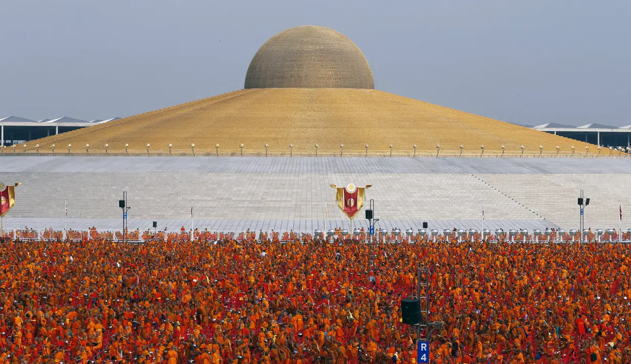 Ratusan ribu orang Biksu dan calon biksu memdatai kuil Wat Phra Dhammakaya, Bangkok, Thailand, (22/4). Acara ini dihadiri lebih dari 100.000 biksu di Pathum Thani. (REUTERS / Jorge Silva)