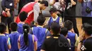  Enes Kanter memberikan gelang NBA kepada seorang peserta di Britama Arena, Jakarta, Kamis (18/5/2017). Coaching clinic singkat dari Enes Kanter penuh keceriahan. (Bola.com/Nicklas Hanoatubun)