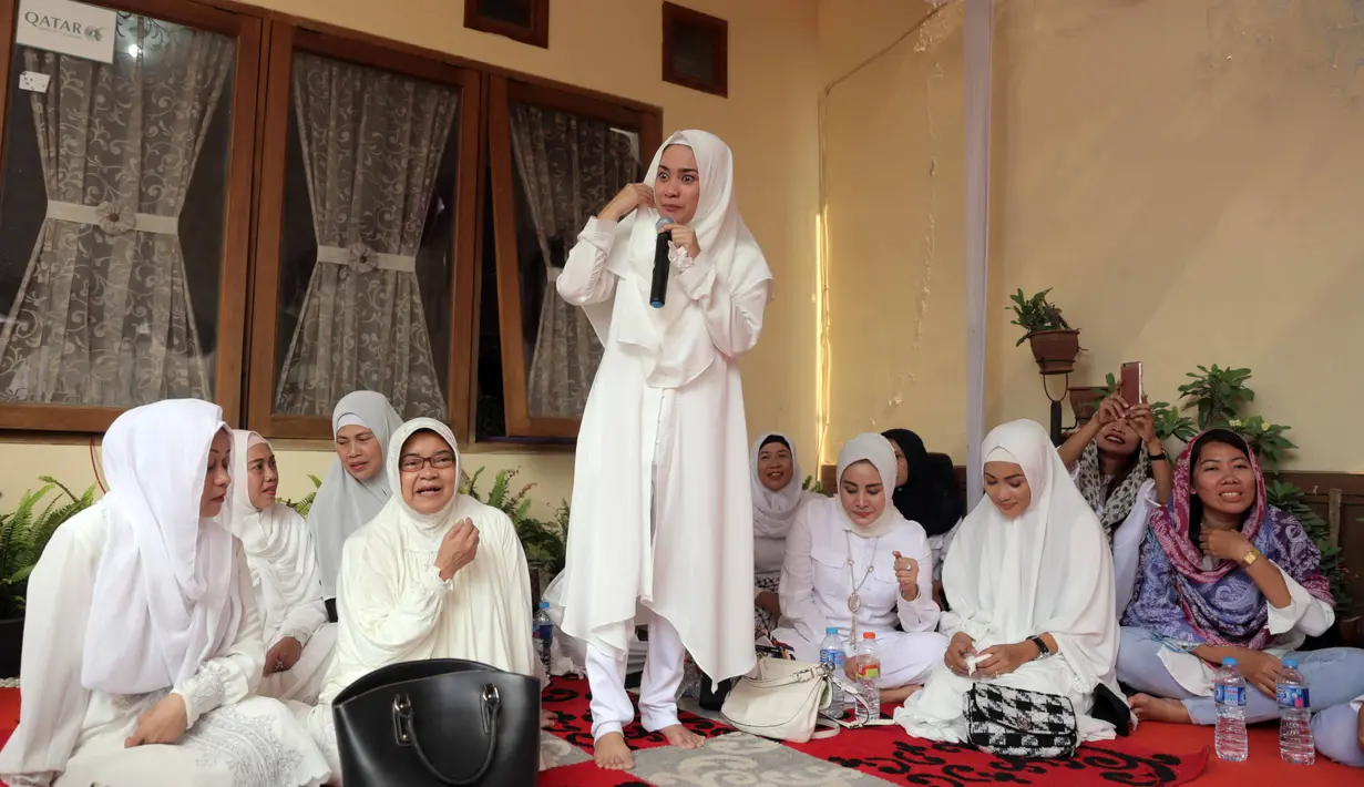 "Bicara sama orangtua saya sudah tiga kali setiap tahunnya. Alhamdulillah tahun ketiga bisa jalan. Ketemu mba Gebby mengajak saya untuk naik haji tanpa kuota. Saya dapat undangan dari Kerajaan Arab Saudi langsung," ujar Ikke. (Nurwahyunan/Bintang.com)