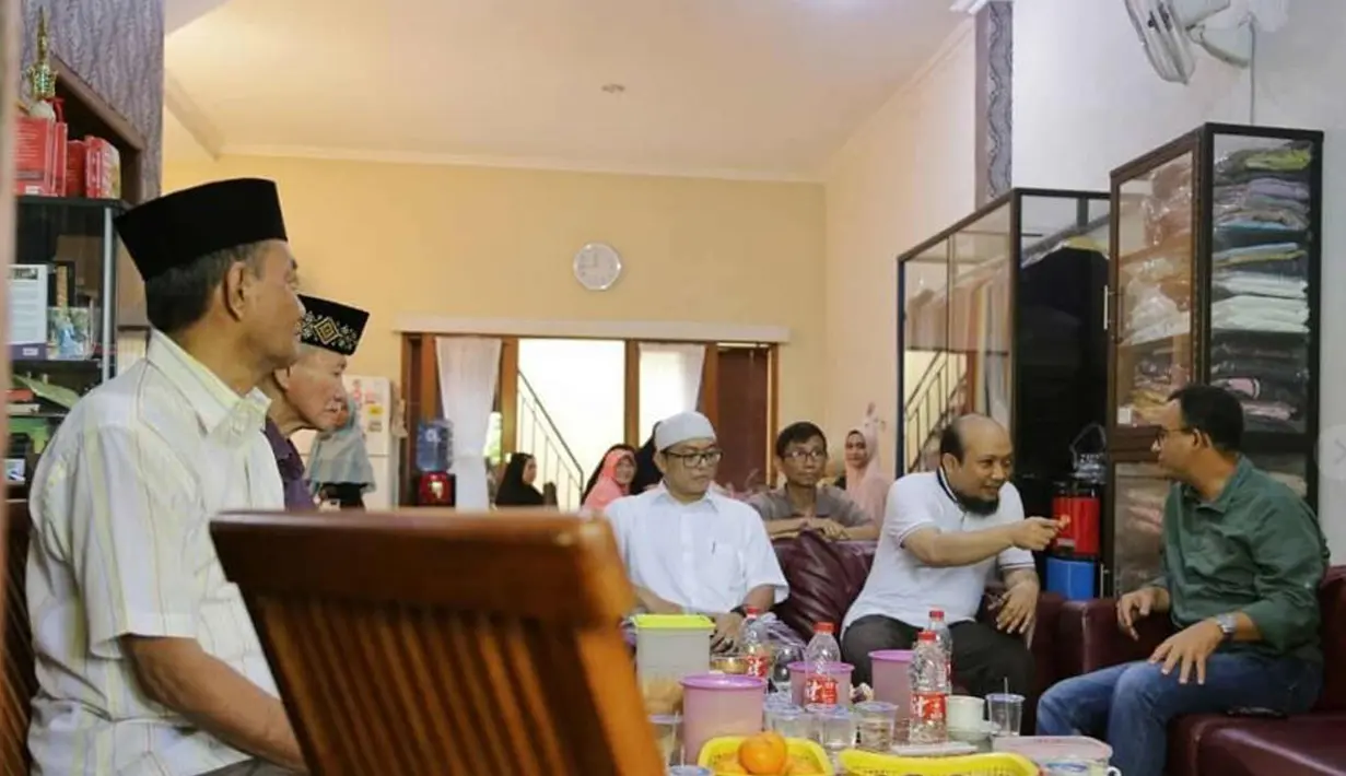 Anies Baswedan berbincang dengan Novel Baswedan di Jalan Deposito, Pegangsaan Dua, Kelapa Gading, Jakarta Utara. Kondisi mata kiri Novel dalam tahap pemulihan, mata kirinya belum bisa melihat dan mata kanannya masih berkabut. (Instagram/@Anies Baswedan)