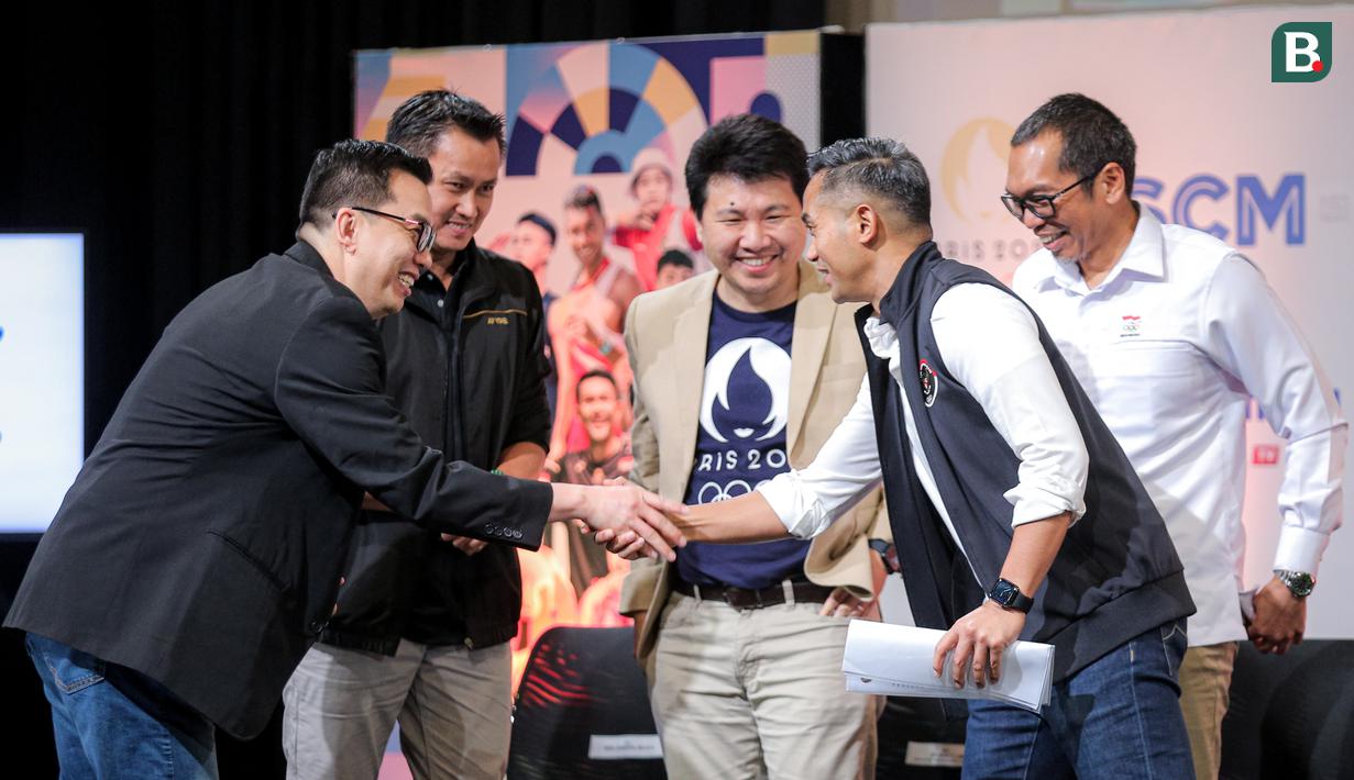 CdM Indonesia di Olimpiade Paris 2024, Anindya Bakrie (kanan) bersalaman dengan COO Vidio, Hermawan Sutanto dalam acara pengumuman SCM Grup sebagai pemegang hak siar Olimpiade Paris 2024 di Studio Lt 8 SCTV Tower, Senayan, Jakarta, Rabu (19/06/2024). (Bola.com/Bagaskara Lazuardi)