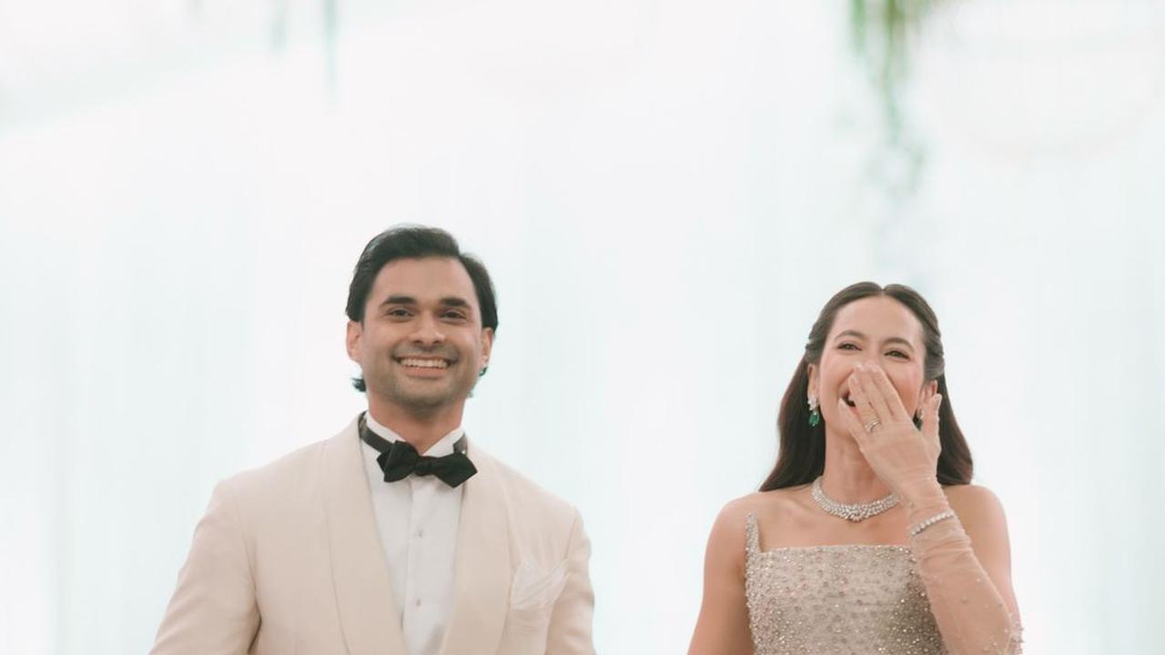6 Pesona Elegan Pevita Pearce Resmi Menikah dengan Crazy Rich Malaysia, Kenakan Gaun Pengantin Bertabur 70.000 Kristal