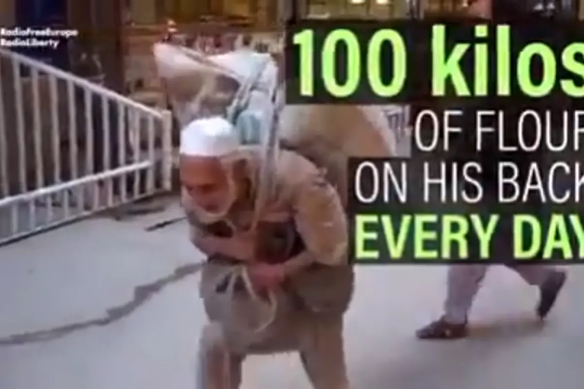Kisah Seorang Kakek yang Masih Sanggup Memanggul Beban 100 Kg