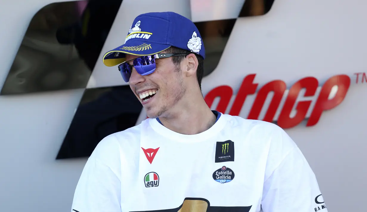 Pembalap Suzuki Ecstar, Joan Mir tersenyum saat merayakan Juara Dunia 2020 usai balapan di MotoGP Valencia di Sirkuit Ricardo Tormo di Valencia, Spanyol, Minggu (15/11/2020). (AP Photo/Alberto Saiz)