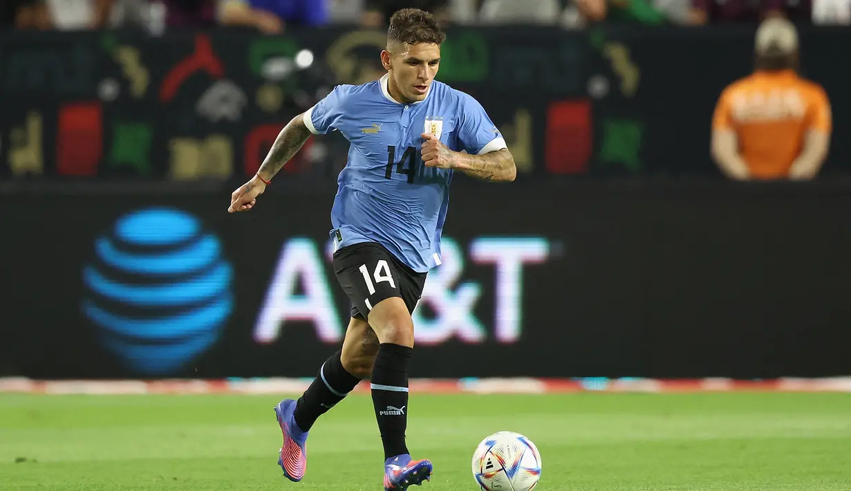 Lucas Torreira. Gelandang bertahan Uruguay berusia 26 tahun ini baru saja bergabung dengan Galatasaray pada awal musim 2022/2023 dengan status pinjaman dari Arsenal. Bersama Timnas Uruguay ia akan menjalani Piala Dunia keduanya di Qatar nanti setelah sebelumnya ia juga masuk skuad Swiss pada edisi 2018. Pada edisi 2018 tersebut Uruguay tersingkir di babak perempatfinal usai kalah 0-2 dari Prancis yang akhirnya menjadi juara. (AFP/Getty Images/Christian Petersen)