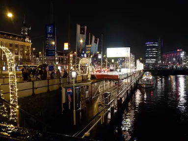 Para wisatawan dapat menikmati semarak lampu di sekitar kanal yang terkenal di kota Amsterdam ini. (Liputan6.com/Unoviana Kartika Setia)