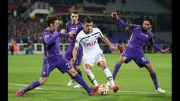 Gelandang Tottenham, Erik Lamela berusaha membawa bola dari kejaran tiga pemain Fiorentina di laga Liga Europa leg kedua di Stadion Artemio Franchi, Italia (26/2/2015). Fiorentina menang 2-0 atas Tottenham Hotspur. (Reuters/Carl Recine)