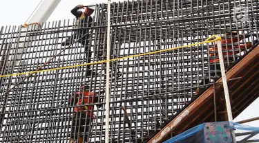 Pekerja tengah mengerjakan proyek pembangunan infrastruktur di Jakarta, Senin (18/9). Badan Pusat Statistik menyebutkan upah harian buruh bangunan (tukang bukan mandor) pada Agustus 2017 sebesar Rp 84.362 per hari. (Liputan6.com/Angga Yuniar)